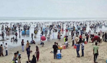 পর্যটকদের পদচারণায় প্রাণ ফিরেছে কক্সবাজার সৈকতে