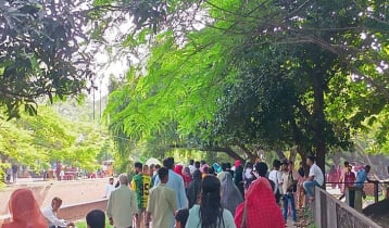 ঈদের ছুটিতে মুখর ছিল রমনা পার্ক ঈদের ছুটিতে মুখর ছিল রমনা পার্ক