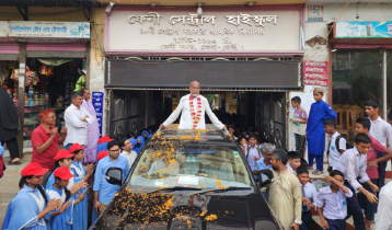 ৩৪ বছরের শিক্ষকতা শেষে ছাদখোলা গাড়িতে শিক্ষকের রাজকীয় বিদায়