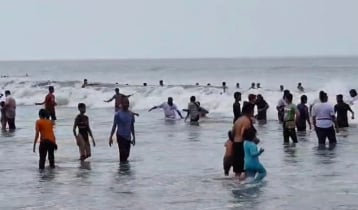 ছুটির শেষ দিনে প্রাণবন্ত কুয়াকাটা, কাটেনি ব্যবসায়ীদের হতাশা