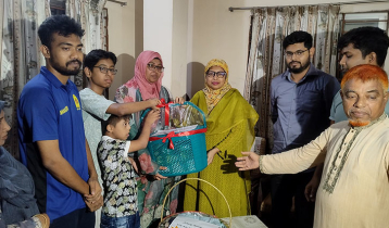 শিশুদের উৎসাহ দিয়ে প্রধানমন্ত্রীর উপহার পেলেন খালেদা আক্তার