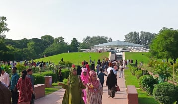 জিয়া উদ্যানে দর্শনার্থীদের ভিড়