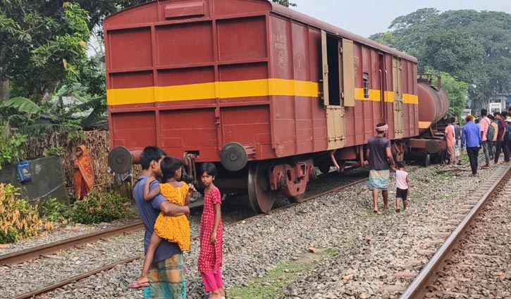 ৫ ঘণ্টা পর উত্তরবঙ্গের সঙ্গে খুলনার ট্রেন চলাচল স্বাভাবিক