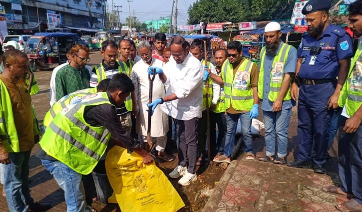 কোরবানির বর্জ্য অপসারণে মাঠে প্রতিমন্ত্রী টুকু