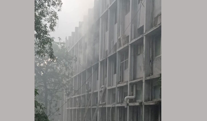 খুলনা মেডিকেলে আগুন, ১০ ইউনিটের চেষ্টায় নিয়ন্ত্রণে 
