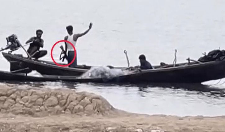 নাফ নদীতে জেলেদের লক্ষ্য করে গুলি