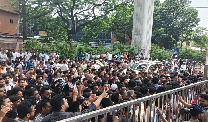 খামারবাড়িতে প্রধানমন্ত্রীর আগমন ঘিরে ভিড়