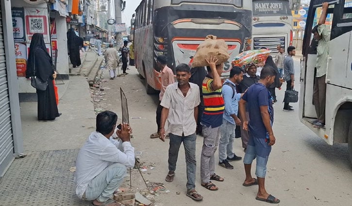 ঢাকা-টাঙ্গাইল মহাসড়কে বেড়েছে কর্মস্থলে ফেরা মানুষের চাপ 