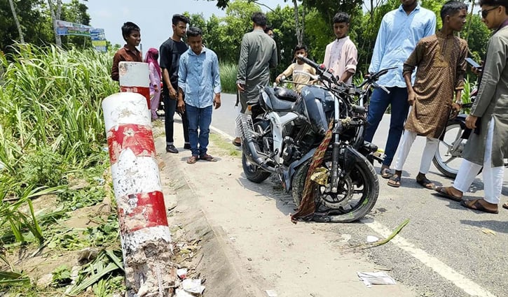 মোটরসাইকেল নিয়ন্ত্রণ হারিয়ে আইল্যান্ডে ধাক্কা, আহত ৩