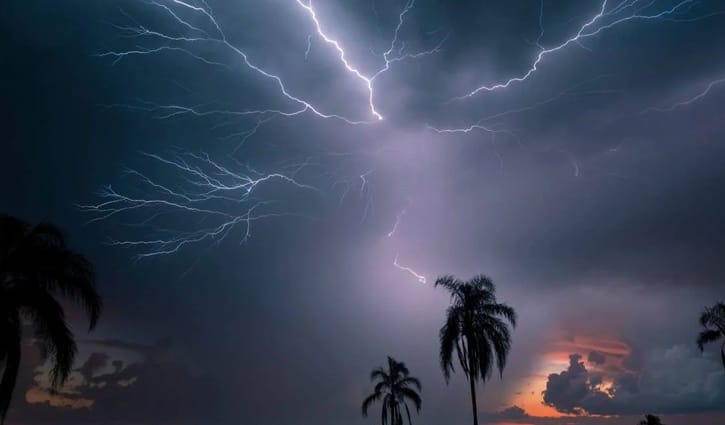 মাঠে গরু আনতে গিয়ে বজ্রপাতে কৃষকের মৃত্যু