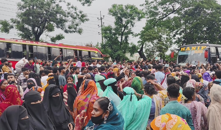 বেতনের দাবিতে মহাসড়ক অবরোধ, পুলিশের টিয়ারগ্যাস নিক্ষেপ