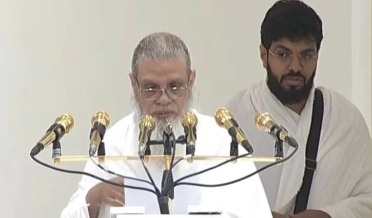 খুতবা শেষে আরাফার ময়দানে নামাজ আদায়