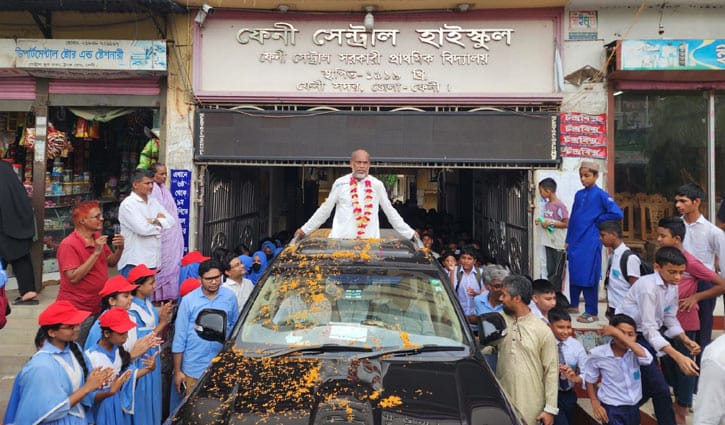 ৩৪ বছরের শিক্ষকতা শেষে ছাদখোলা গাড়িতে শিক্ষকের রাজকীয় বিদায়