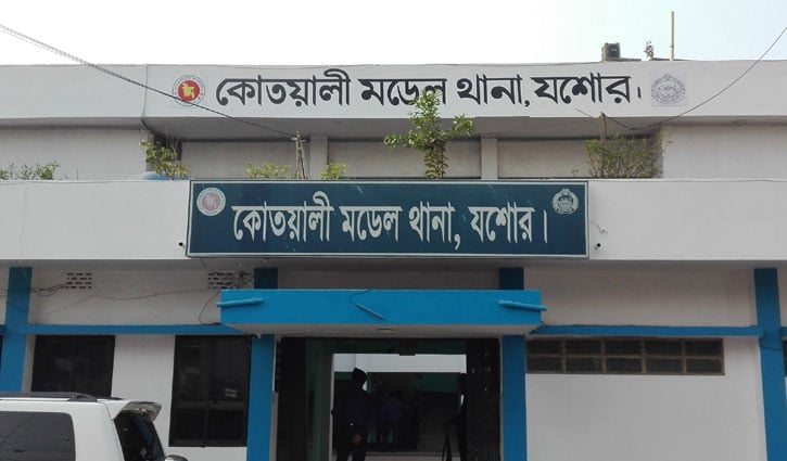 যশোর-খুলনা মহাসড়কে কাভার্ড ভ্যানের ধাক্কায় নিহত ৩