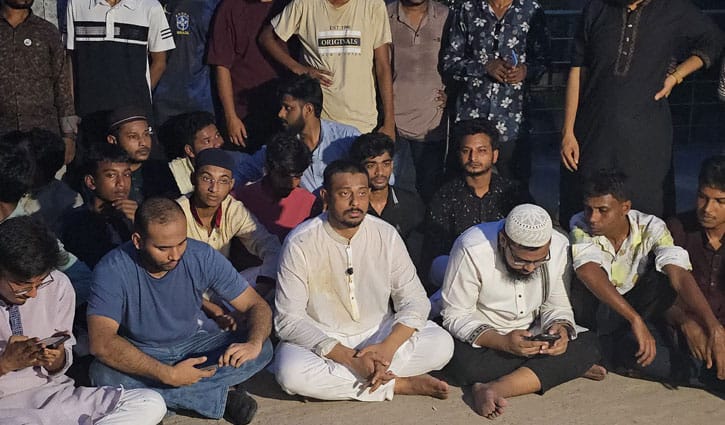 মামলা না নেওয়ায় থানায় অবস্থান নিলেন নাসীরুদ্দীন পাটওয়ারী 