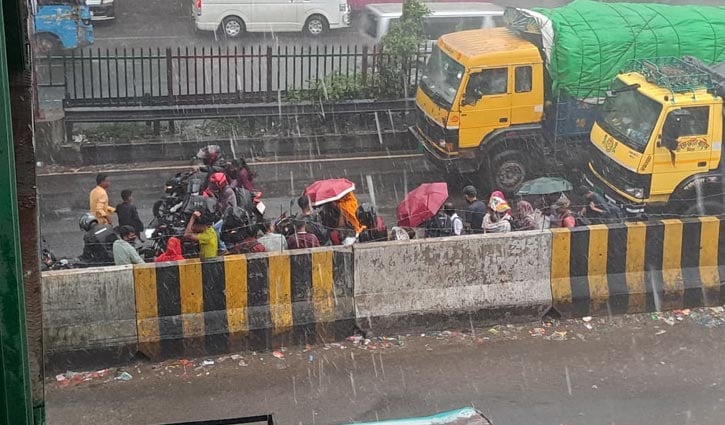 বৃষ্টিতে ভিজে গাড়ির অপেক্ষা, পিকআপে ছুটছে মানুষ