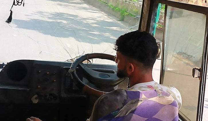 ‘বাড়ি গেলে তো খালি হাতে যাওয়া যায় না, বোঝেন নাই?’