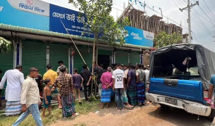 দোকানে ঢুকে ব্যবসায়ীকে কুপিয়ে ও গলা কেটে হত্যা